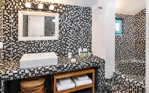 Villa Tramountana: Badeværelse, Sanitærarmatur, Indretning, Gulvbelægning, Etage, Vvs, Mosaic, Tap, Flise, Keramisk