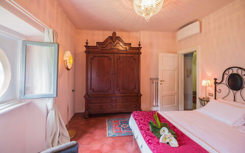 Villa Traversi: Væg, Møbel, Indretning, Gulvbelægning, Etage, Soveværelse, Loft, Værelse, Hjem, Seng