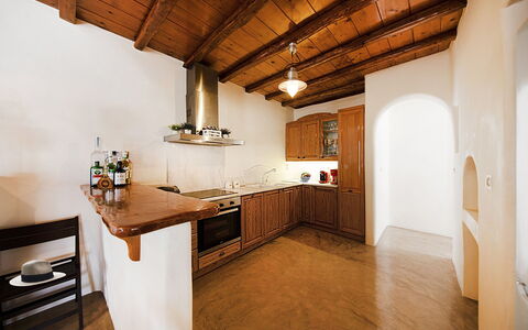 Villa Tychi: Gulvbelægning, Træ, Indretning, Loft, Etage, Countertop, Køkken, Møbel, Cabinetry, Værelse