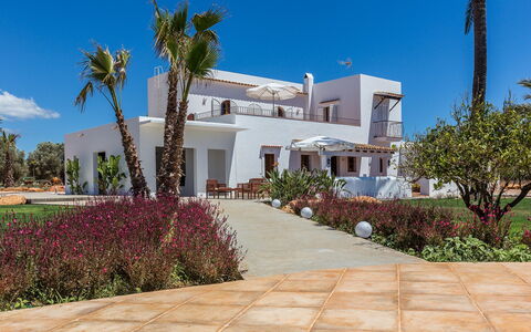 Villa Violet: Himmel, Boligområde, Hjem, Land Lot, Estate, Landscaping, Skygge, Villa, Hacienda