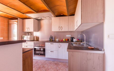 Villa Violet: Køkken, Countertop, Større Bandage, Køkken Apparat, Træ, Indretning, Sanitærarmatur, Gulvbelægning, Køkkenvask, Håndvask