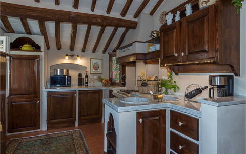 Villa Vorno: Køkken, Møbel, Cabinetry, Indretning, Countertop, Træ, Køkken Apparat, Gulvbelægning, Skab, Belysning