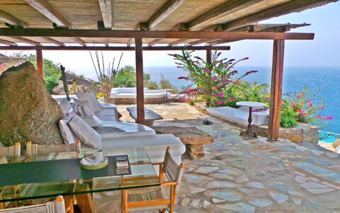 Villa Zenas with Direct Access to the Sea: Udvej, Møbel, Blomsterkrukke, Stol, Eco Hotel, Udendørs Møbler, Stueplante, Naturmateriale, Svømmepøl, Altan