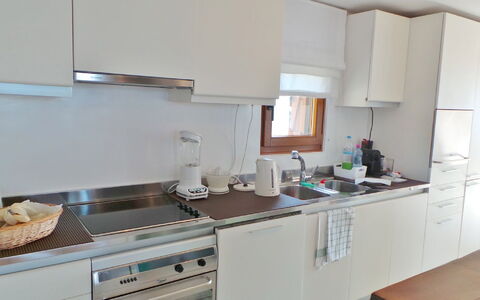 Villa Zenas with Direct Access to the Sea: Køkken, Countertop, Køkken Apparat, Køkkenvask, Cabinetry, Indretning, Møbel, Gulvbelægning, Større Bandage, Sanitærarmatur