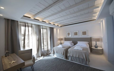 Villa Zinovia: Møbel, Indretning, Seng, Soveværelse, Etage, Træ, Loft, Gulvbelægning, Textile, Værelse
