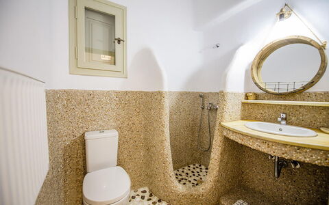 Marvi House: Badeværelse, Sanitærarmatur, Væg, Gulvbelægning, Toilet, Toiletbræt, Indretning, Etage, Vvs, Badeværelsesvask
