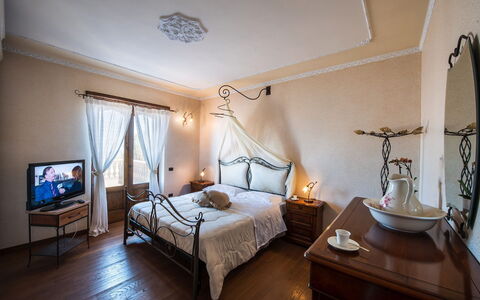 Villa Pandora: Møbel, Soveværelse, Indretning, Belysning, Seng, Etage, Gulvbelægning, Bed Frame, Sengetøj, Sengetøj