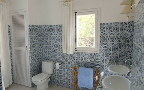 Villa Roxy: Gulvbelægning, Indretning, Etage, Sanitærarmatur, Toiletbræt, Badeværelse, Toilet, Flise, Håndvask, Vvs