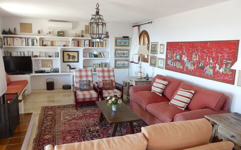 Villa Roxy: Møbel, Indretning, Couch, Væg, Gulvbelægning, Stue, Træ, Værelse, Etage, Bord