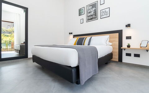 Apartment Vittoria: Indretning, Lejlighed, Bed Frame, Seng, Hotel, Soveværelse, Billedramme, Lampe, Sengetøj
