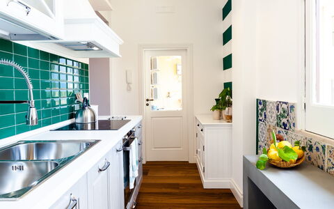 Interno Sorrentino: Køkken, Countertop, Indretning, Køkken Apparat, Gulvbelægning, Cabinetry, Større Bandage, Møbel, Etage, Hjem