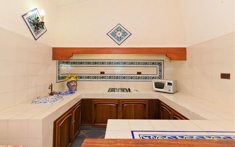 Villa Lo Capo: Gulvbelægning, Indretning, Etage, Køkken, Loft, Countertop, Flise, Værelse, Bejdse, Cabinetry