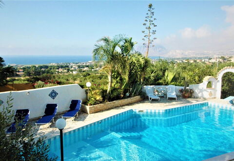 Villa Lo Capo: Blå, Svømmepøl, Udvej, Udendørs Møbler, Møbel, Eco Hotel, Stol, Hacienda, Liggestol, Blomsterkrukke