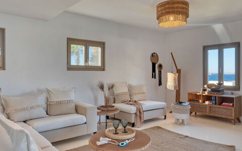 Villa Almatea: Møbel, Indretning, Træ, Gulvbelægning, Hjem, Stue, Couch, Værelse, Belysning, Etage