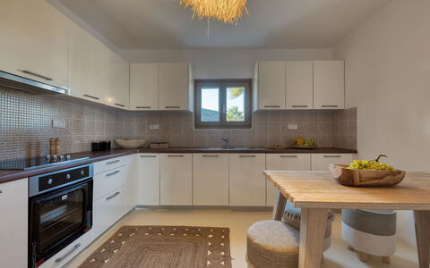 Villa Almatea: Indretning, Køkken, Møbel, Countertop, Gulvbelægning, Køkken Apparat, Træ, Cabinetry, Loft, Etage