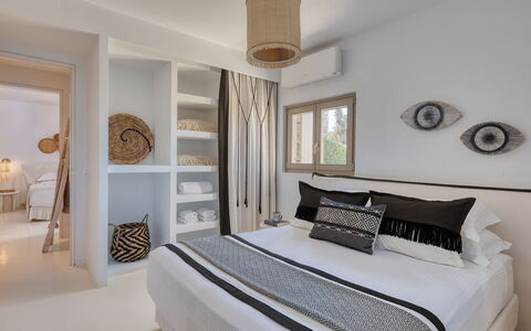 Villa Almatea: Seng, Indretning, Møbel, Soveværelse, Sengetøj, Træ, Loft, Sengetøj, Etage, Hjem