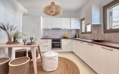 Villa Ayra: Indretning, Møbel, Gulvbelægning, Køkken, Countertop, Træ, Loft, Etage, Lysarmatur, Hjem
