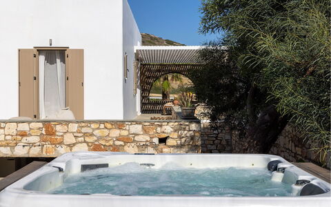 Villa Ayra: Gulvbelægning, Etage, Udvej, Stol, Skygge, Design, Hotel, Villa, Svømmepøl, Eco Hotel