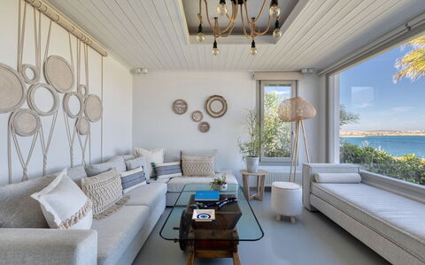 Villa Emera: Møbel, Indretning, Couch, Hjem, Etage, Bord, Lejlighed, Stue, Loft, Værelse