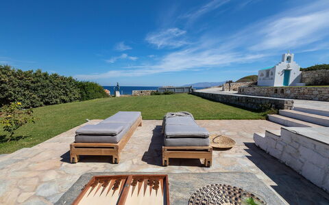 Villa Emera: Blå, Udendørs Møbler, Møbel, Hav, Ocean, Skygge, Kyst, Udvej, Walkway, Udendørs Bord
