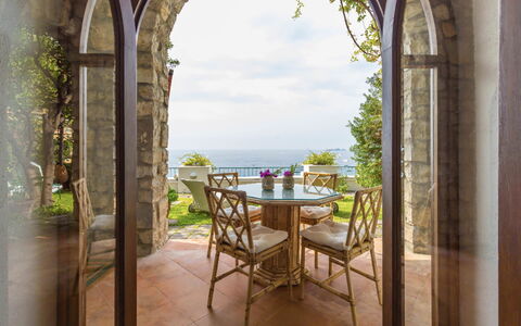 Villa Olivia: Møbel, Stol, Indretning, Bord, Hav, Udvej, Ocean, Køkken & Spisebord, Kaffebord, Eco Hotel