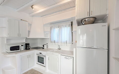Villa Valentine: Køkken, Køkken Apparat, Større Bandage, Møbel, Indretning, Countertop, Cabinetry, Gulvbelægning, Husholdningsapparat, Køleskab