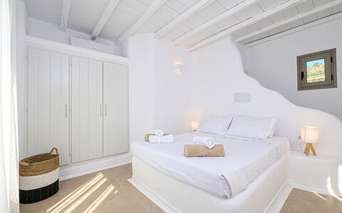 Villa Valentine: Lejlighed, Møbel, Hjem, Soveværelse, Seng, Pude, Throw Pillow, Hotel, Sengetøj, Udvej