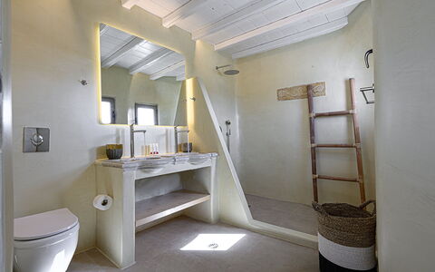 Villa Valentine: Væg, Gulvbelægning, Sanitærarmatur, Etage, Indretning, Loft, Badeværelse, Belysning, Værelse, Vvs