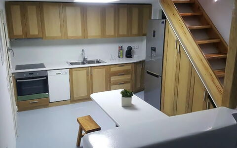 Villa Elmas: Gulvbelægning, Træ, Møbel, Etage, Indretning, Cabinetry, Countertop, Køkken, Loft, Skab