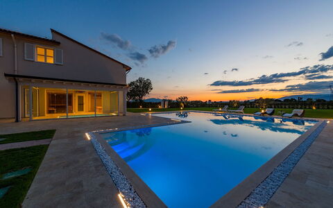 Villa Monsummano: Blå, Svømmepøl, Udvej, Kompositmateriale, Water Feature, Estate, Eco Hotel, Afspejling, Villa, Skumring