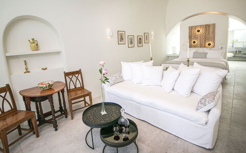 Caldera Suite: Møbel, Indretning, Væg, Couch, Gulvbelægning, Etage, Hjem, Stue, Belysning, Lejlighed