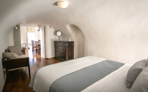 Villa Nea: Møbel, Indretning, Gulvbelægning, Etage, Soveværelse, Hjem, Seng, Værelse, Loft, Bed Frame