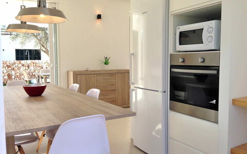 Nure Villa 2: Møbel, Indretning, Gulvbelægning, Etage, Countertop, Køkken, Cabinetry, Stol, Træ, Lysarmatur