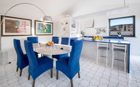 The Ivy Penthouse: Møbel, Blå, Indretning, Gulvbelægning, Stol, Bord, Etage, Loft, Køkken & Spisebord, Spisestue