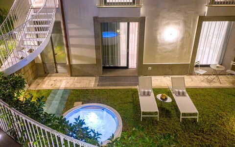 Suite Plumbago: Landscaping, Gårdsplads, Backyard, Svømmepøl, Eco Hotel, Stueplante