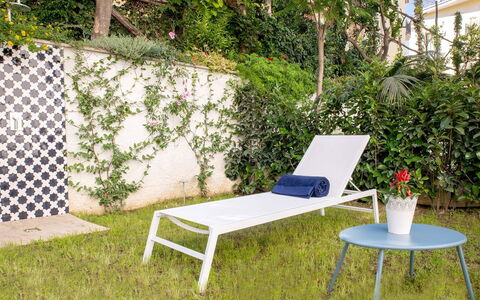 Jacaranda House: Udendørs Møbler, Have, Skygge, Landscaping, Stol, Liggestol, Chaiselong