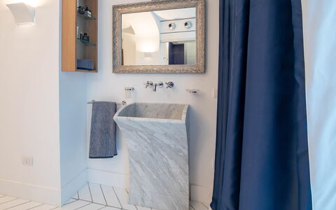 Jacaranda House: Indretning, Gulvbelægning, Sanitærarmatur, Etage, Badeværelse, Vvs, Flise, Tap, Spejl