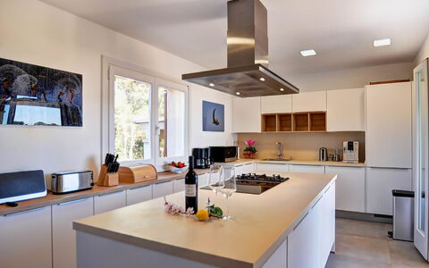 Can Mako: Køkken Apparat, Countertop, Køkken, Møbel, Cabinetry, Indretning, Større Bandage, Husholdningsapparat, Gulvbelægning, Loft