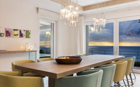 Villa Luce: Møbel, Indretning, Gulvbelægning, Bord, Lysekrone, Væg, Stol, Etage, Træ, Spisestue