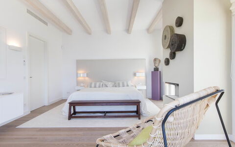 Villa Luce: Møbel, Indretning, Seng, Etage, Gulvbelægning, Væg, Soveværelse, Træ, Værelse, Loft