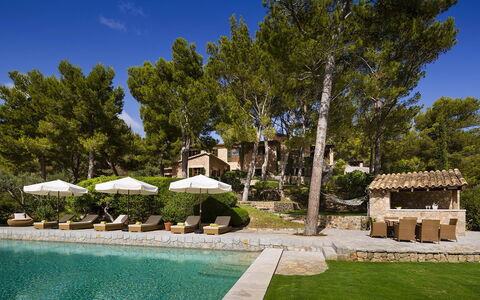 Villa Maggy: Udvej, Estate, Liggestol, Svømmepøl, Landscaping, Villa, Skygge, Udendørs Møbler, Eco Hotel, Backyard
