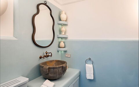 Villa Gem: Blå, Sanitærarmatur, Indretning, Badeværelse, Tap, Vvs, Spejl, Hjem, Badeværelsesvask, Lysarmatur