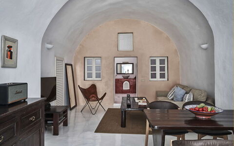 Villa Ivi: Møbel, Gulvbelægning, Indretning, Etage, Loft, Lejlighed, Lysarmatur, Stol, Stue, Lampe