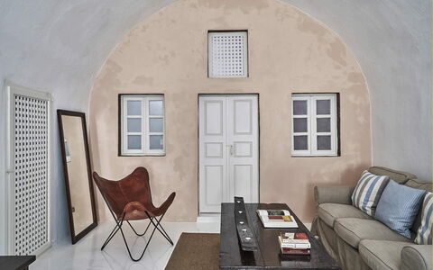 Villa Ivi: Væg, Møbel, Gulvbelægning, Etage, Indretning, Loft, Værelse, Lejlighed, Stol, Stue