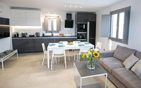 Maison Nica: Møbel, Køkken, Indretning, Gulvbelægning, Større Bandage, Køkken Apparat, Bord, Etage, Countertop, Stol