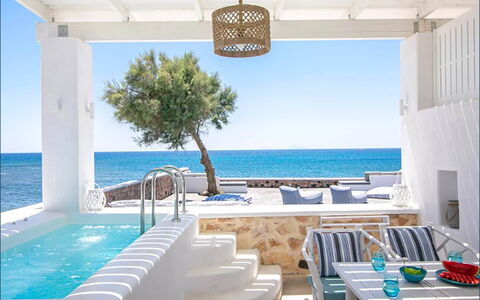 Maison Ranya: Blå, Møbel, Udvej, Udendørs Møbler, Hav, Stol, Kyst, Skygge, Ocean, Svømmepøl