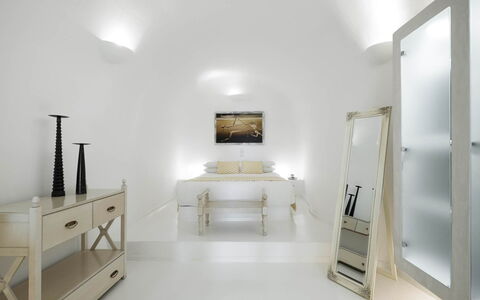 Alegria Suite: Væg, Indretning, Gulvbelægning, Loft, Etage, Belysning, Soveværelse, Møbel, Seng, Værelse