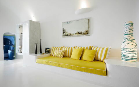 Alegria Suite: Møbel, Indretning, Væg, Couch, Pude, Gulvbelægning, Etage, Throw Pillow, Stue, Værelse