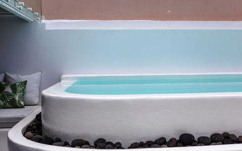 Mansion Orny: Badekar, Sanitærarmatur, Badeværelse, Naturmateriale, Jacuzzi, Hotel, Stueplante, Vvs