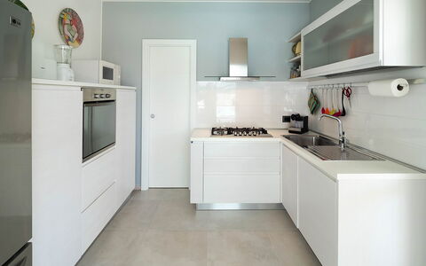 Villa Rossini: Køkken, Køkken Apparat, Countertop, Større Bandage, Cabinetry, Indretning, Gulvbelægning, Træ, Komfur, Husholdningsapparat